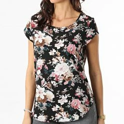 Grosses soldes 😍 Top Femme Vic Noir Floral de Only 🤩 6 Grosses soldes 😍 Top Femme Vic Noir Floral de Only 🤩 -Promos Only Boutique only 295872 15161116 BLACK BIG LARRY 20220114T150654 03