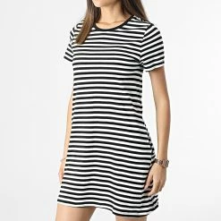 Acheter 🎁 Robe Tee 👚 Shirt Femme Pocket Stripe Noir Blanc de Only 🤩 -Promos Only Boutique only 313568 15252604 BLACK CLOUD DANCER 20220421T154307 03